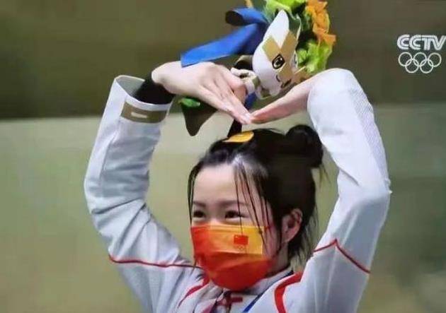 包脸|杨倩夺下奥运双金走红,她涂珍珠美甲戴黄发卡亮相,模样太可爱了