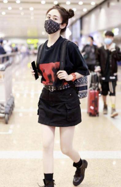 一身|赵薇出门真接地气,一身休闲配军绿棒球帽,时尚舒适还显瘦