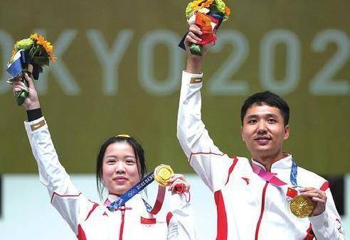 包脸|杨倩夺下奥运双金走红,她涂珍珠美甲戴黄发卡亮相,模样太可爱了