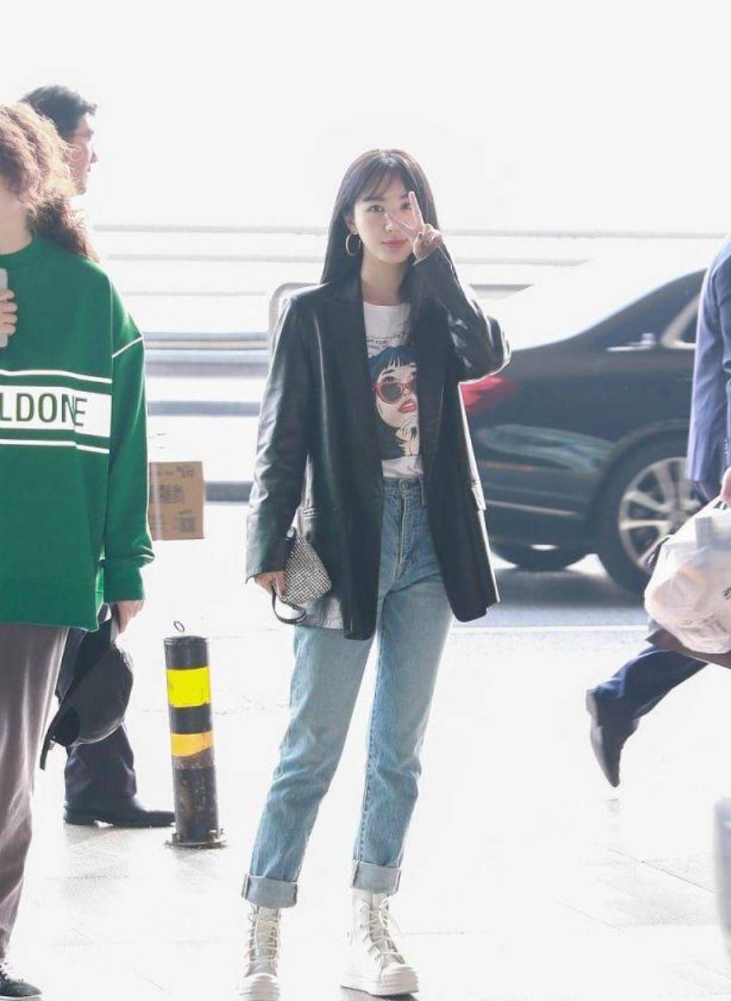 设计|33岁李菲儿真显嫩,黑色卫衣搭配过膝长靴,三七分身材让人羡慕