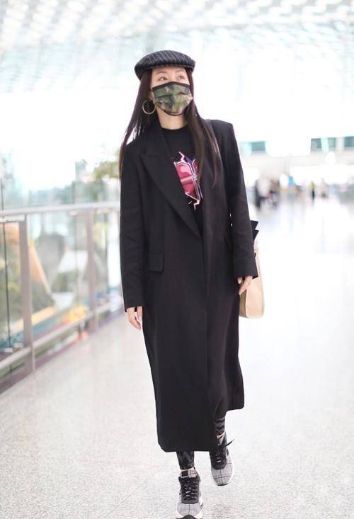 材质|杨钰莹气质太好了，穿“半透明”衬衫裙优雅活力，这状态哪像50岁