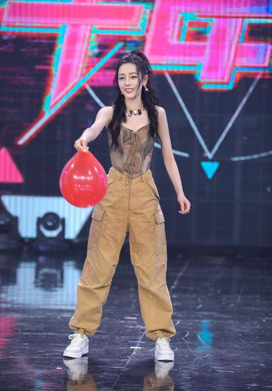 迪丽热巴|迪丽热巴游迪士尼,穿“儿童背心”腰细似塔尖,玩泡泡变在逃公主