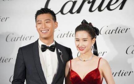 一身|何超莲和男友现身活动，一身首饰珠光宝气，凸显出富家女的气质