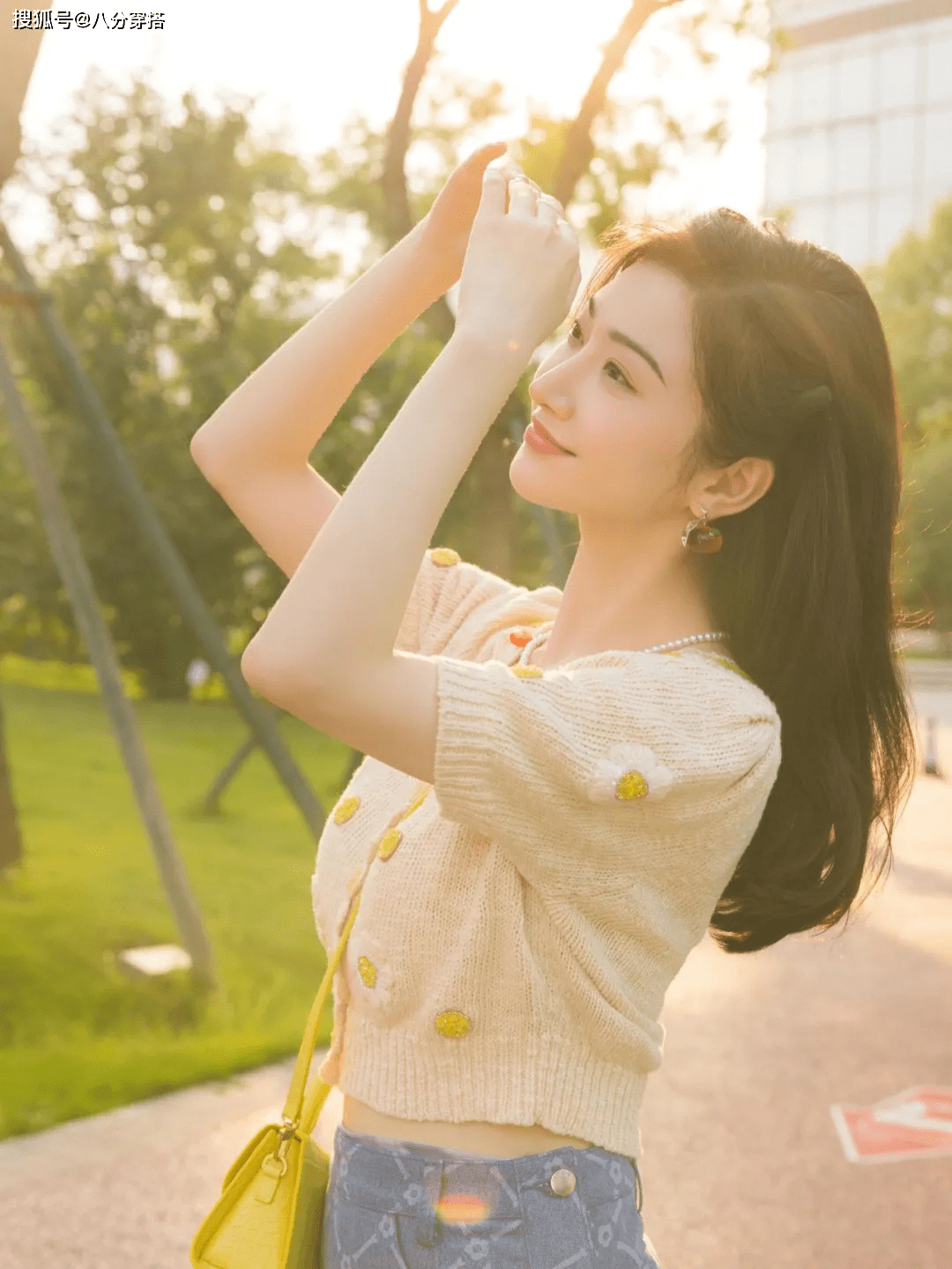 景甜|景甜翻红后打扮更嫩,针织衫配半身裙甜美娇俏,比“司藤”还惊艳