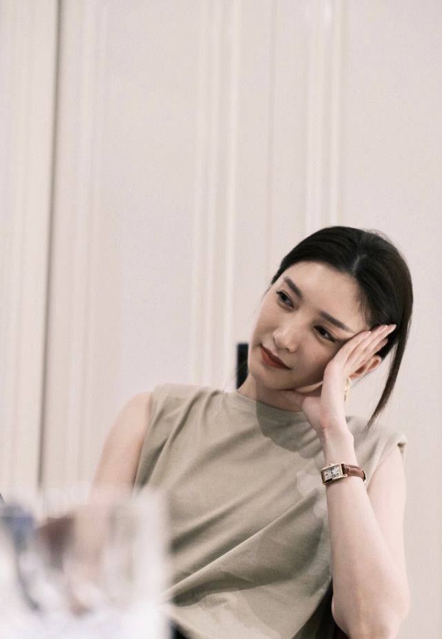 美得|江疏影美得真优雅,印花衬衫搭配短裤,素颜出镜真有气质