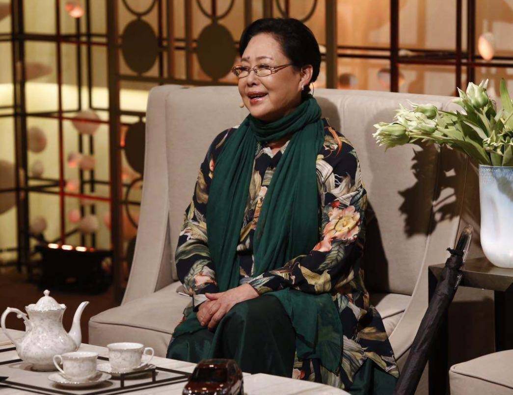 黑色|穿黑裙戴佛珠的奚美娟，优雅又精致，完美诠释“简约高级感”