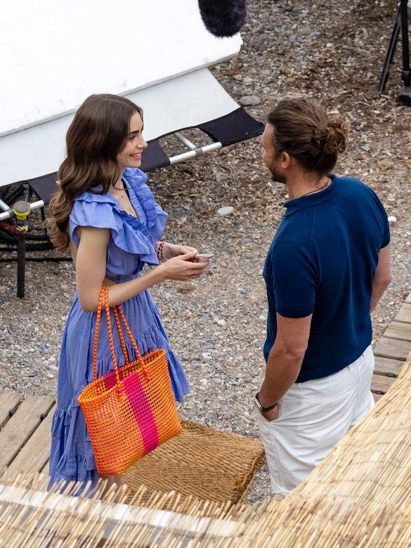 Collins|Lily Collins《 Emily in Paris2》穿什么?第二季剧情造型抢先看