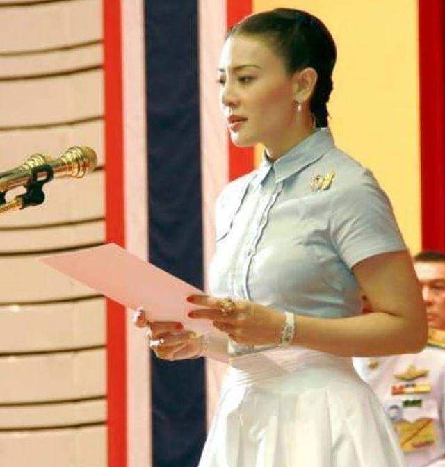 魅力|西拉米身穿蓝色衬衫好气质!被废多年仍受宠爱,模样可人身段好