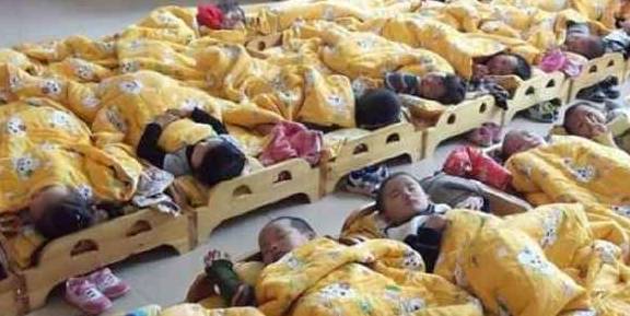 小东|4岁男孩在幼儿园午睡，再也没有醒来，妈妈查看监控后大打出手