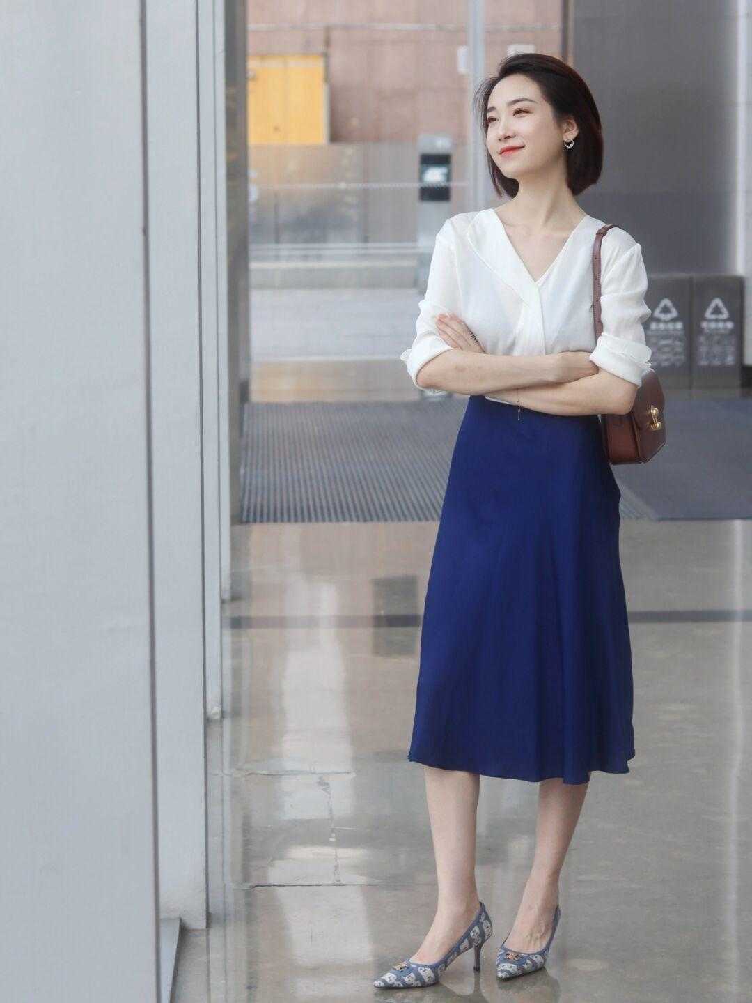 颜色|文静简约成熟的搭配，适合上班穿，也适合出门逛街，百搭不挑人哦
