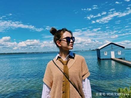 打领带|昆凌扎丸子头年轻10岁，穿背心打领带，27岁俩娃妈嫩得像校园女神