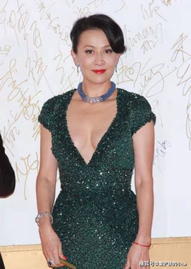 一身|一线明星气势就是足，刘嘉玲一身亮片裙气场十足，55岁保养得真好
