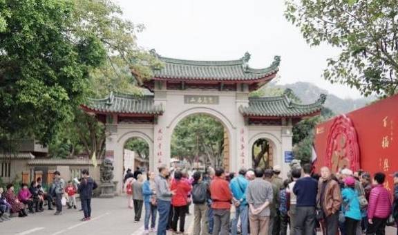 福建厦门“最著名”的寺庙，门票免费、上香免费，游客都会来打卡