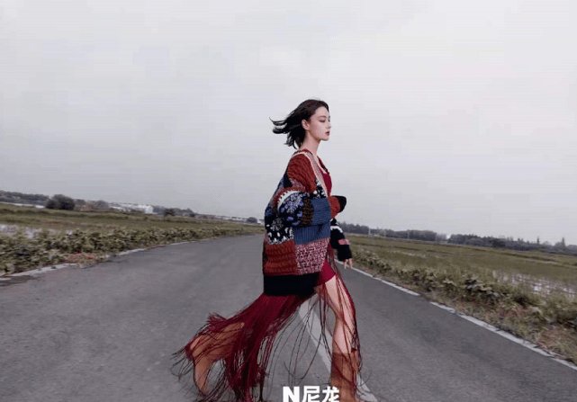 身材|军嫂张馨予不改性感本色！新大片湿发露肚脐女人味爆棚，身材真辣