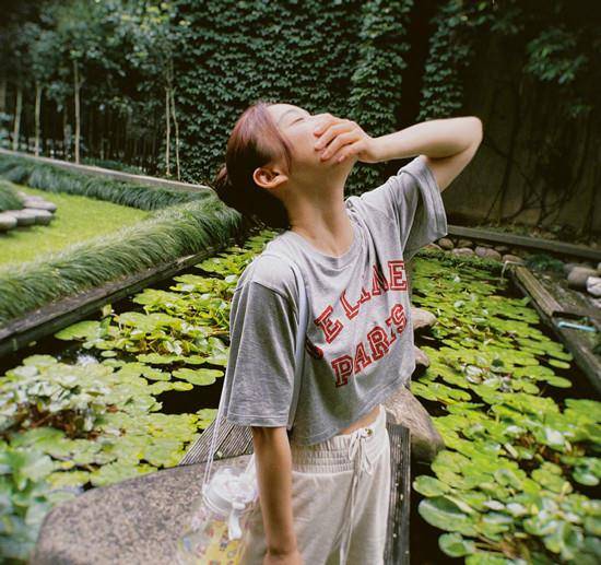 斑马线|袁姗姗深夜压马路,浓妆艳抹穿露脐装走斑马线,身材火辣就是不红