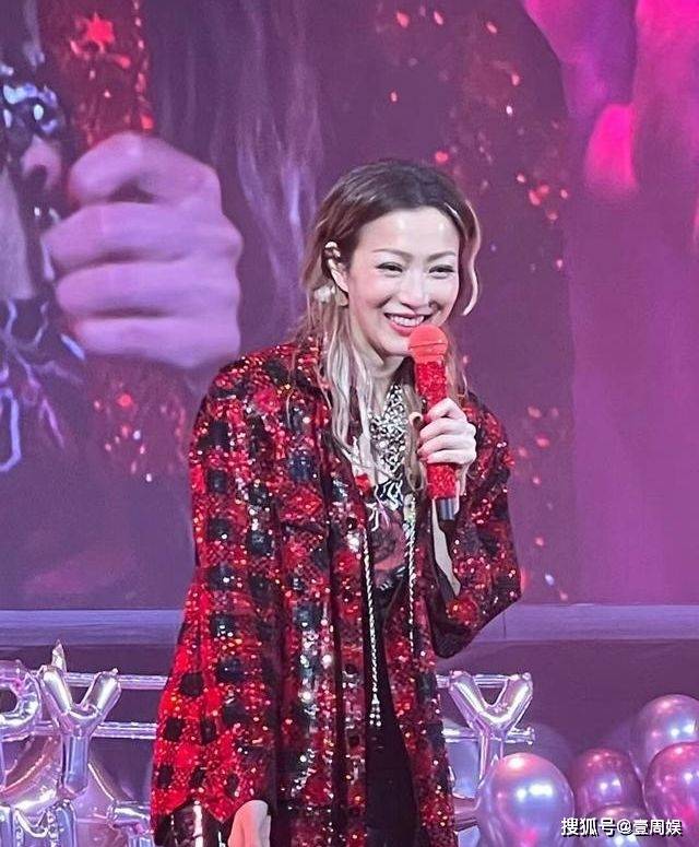 49岁郑秀文庆生,生日会现场两度落泪,老公许志安未现身!