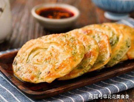煎饼|饺子皮不只能包饺子，教你做葱油饼，外焦里软，学会不用买早餐