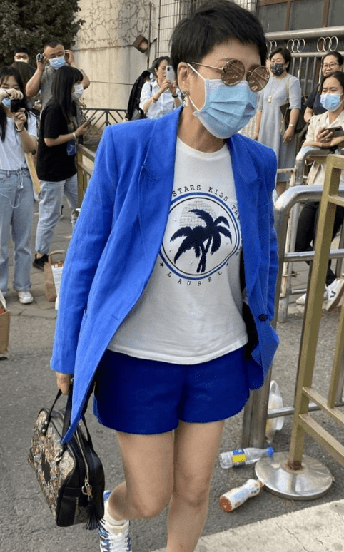 显得|年近60岁的张凯丽真会赶时髦，又穿短裤走机场，状态比年轻人好！