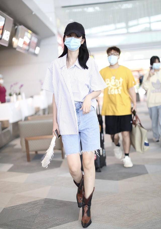 身材|乔欣腿长就是任性,完美驾驭老爹衬衫+牛仔靴,这造型太亮眼了