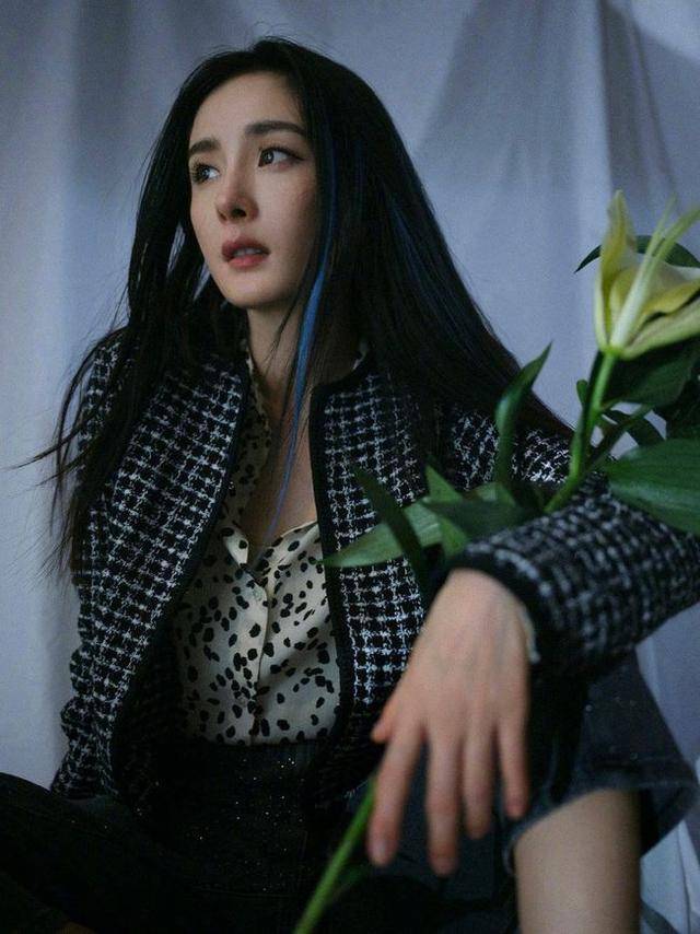 身材|杨幂新大片成秋冬职场指南!穿黑裙硬要凹出身材,挑染发色太个性