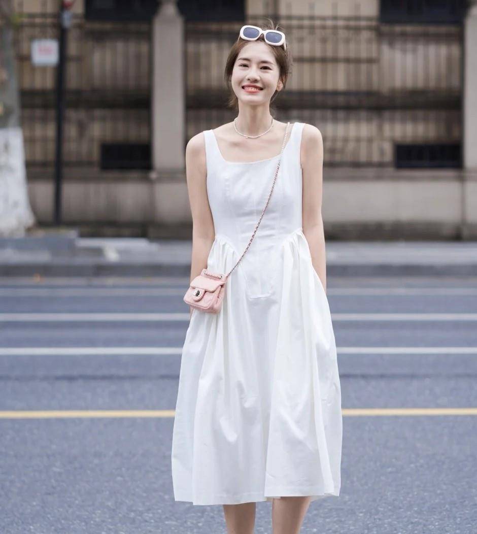 小白|女人50岁以后，不管穿什么裙子，不要配这3双鞋，邋遢掉档次