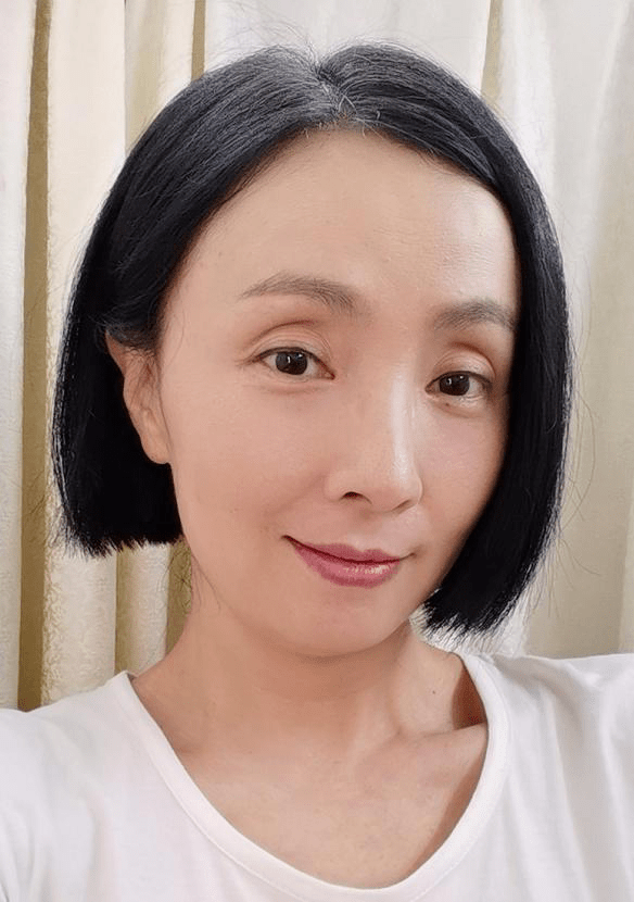 头发|陶虹剪齐耳短发，再加上素颜蜡黄又有白发，更像中年大婶了！