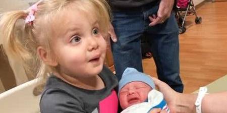 家长|调皮姐姐偷亲弟弟，弟弟醒来却大哭，网友：这姐姐太皮了