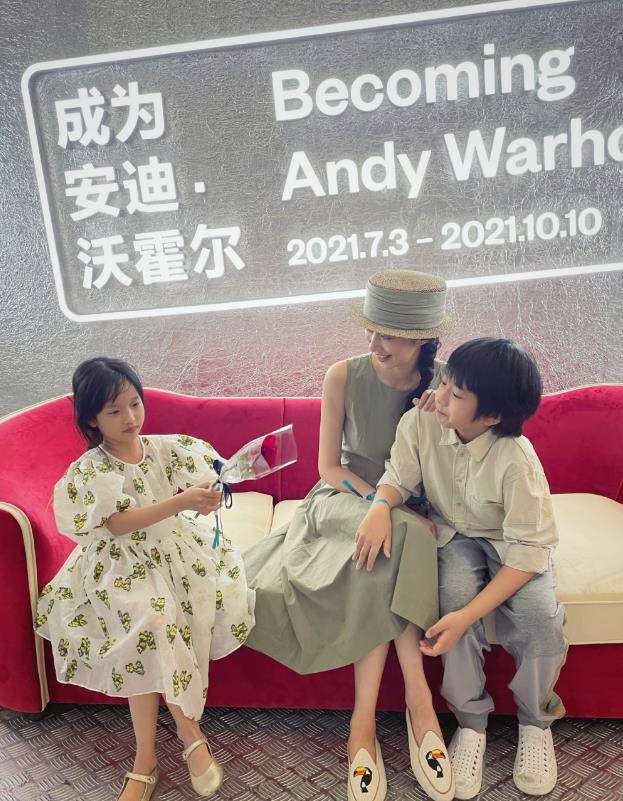 气质高雅|黄觉看女人眼光真准，麦子穿纯色裙带娃逛展，气质高雅神似梅艳芳