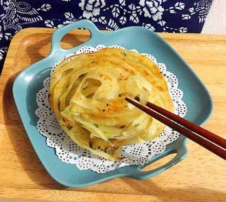 做法|早餐烙饼简单做法，5分钟就能出锅，做出来的饼千丝万缕，酥脆香