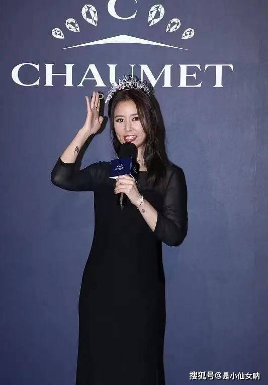 黑色|45岁林心如怀二胎?罕亮相全程抚摸小腹,穿礼服腰身圆润胖得多