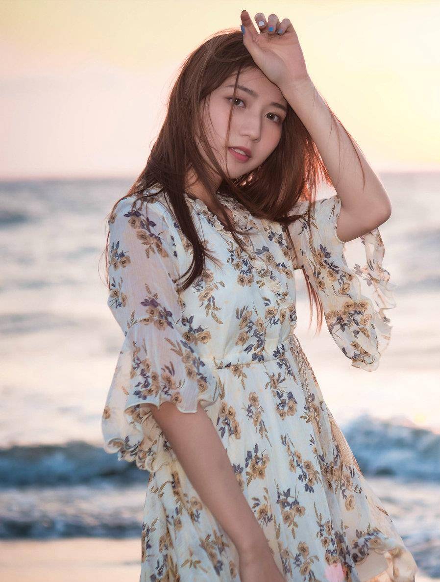 黑色|女生都爱热裤穿搭，配黑色短袖衫，清爽靓丽又显成熟气息
