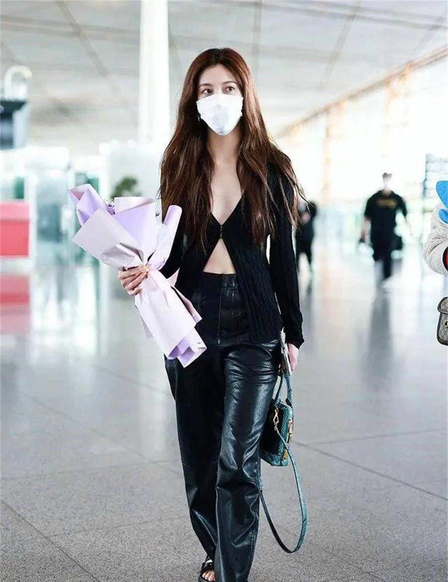 方面|宋妍霏的时尚看不懂,穿衣只系一颗扣,下身配皮裤太惹眼