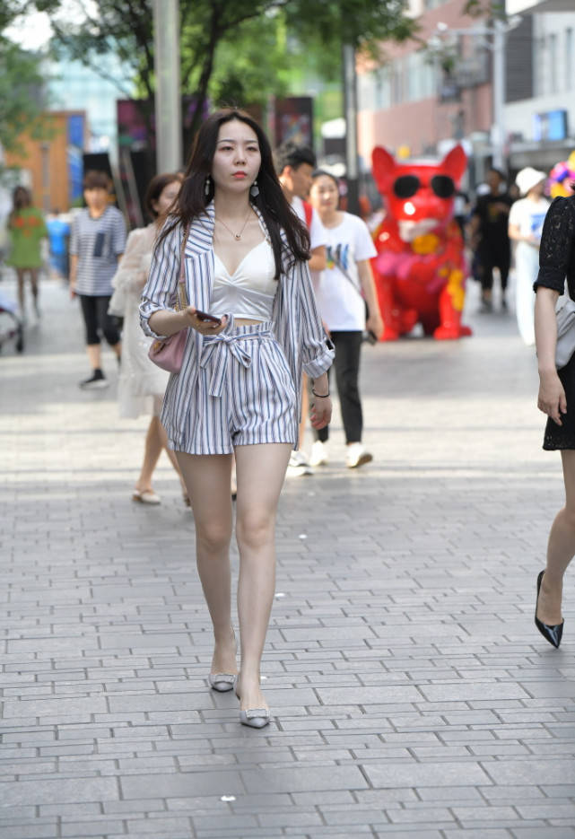 小高|气质女生的通勤装，简单又有魅力，好似“仙女”般出尘！
