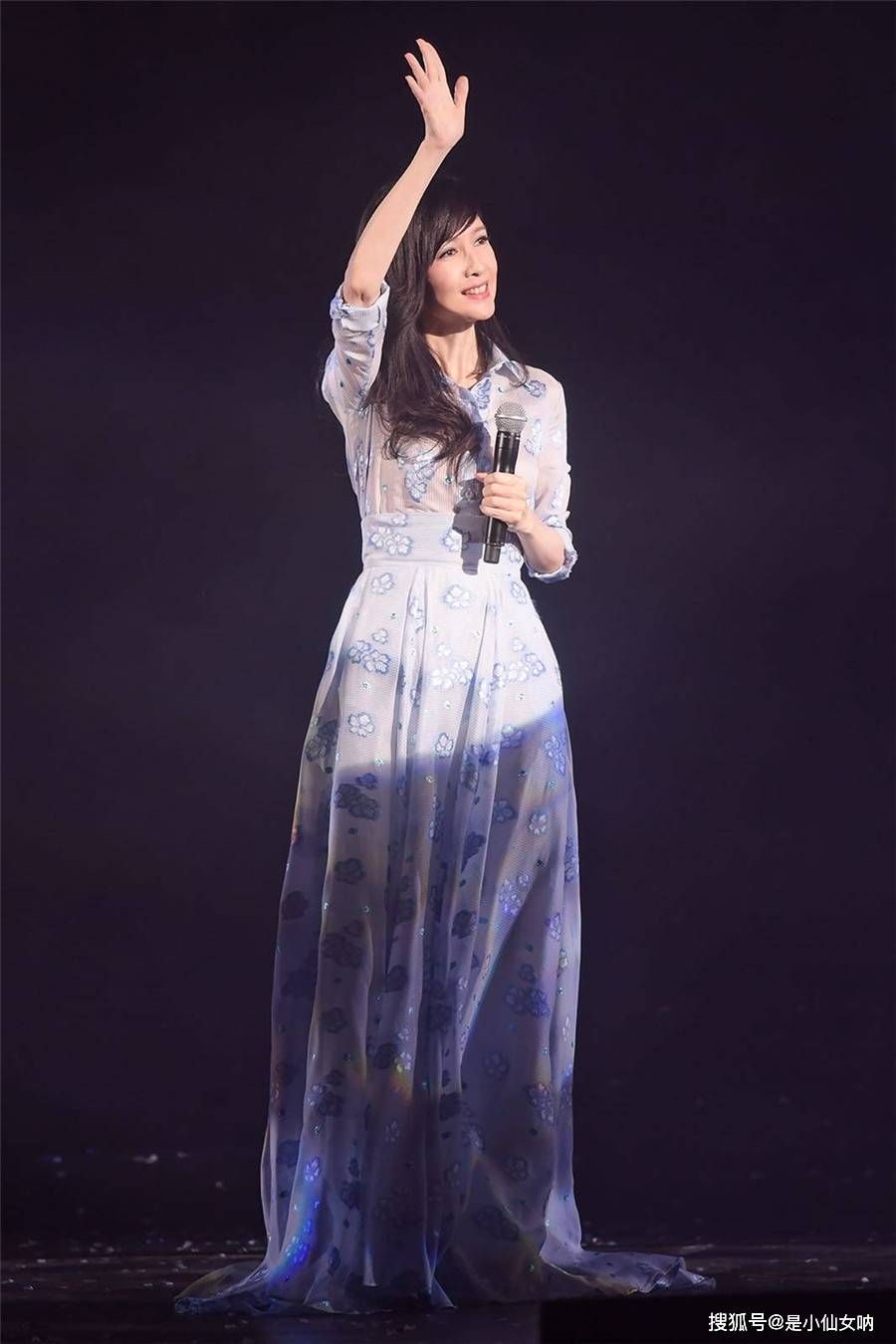 方面|女神周慧敏也不得不服老，53岁穿连衣裙扮嫩，只能靠气质硬撑