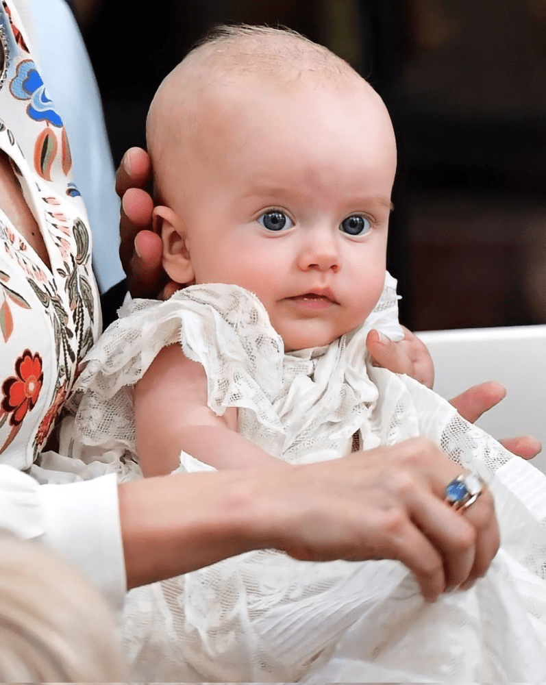 瑞典小王子洗礼照片释出圆滚滚的大眼睛镜头感超强