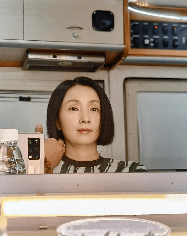 头发|陶虹剪齐耳短发，再加上素颜蜡黄又有白发，更像中年大婶了！