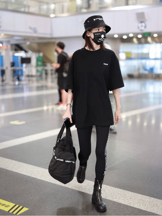 于文文全黑look低调现身 紧身裤 中筒靴腿长一米八