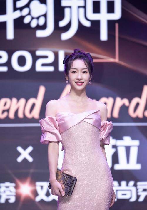 设计|宣璐不穿古装也惊艳,穿一袭粉裙大胆露肩,戏里戏外都这么甜