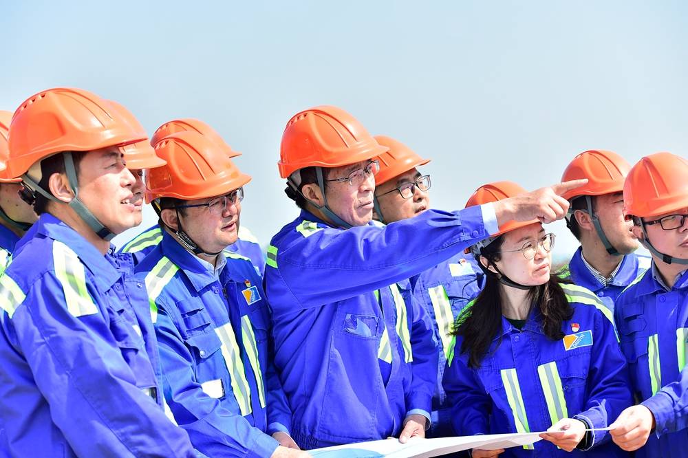 山东港口青岛港连钢创新团队带头人张连钢做中国智慧港口的推门人