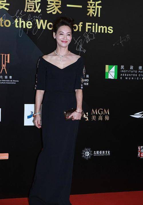 服装|惠英红穿国产短袖出门,低调搭配更高级,怪不得路人缘这么好