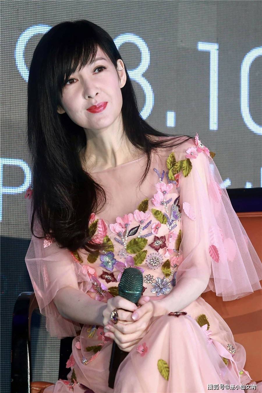 方面|女神周慧敏也不得不服老，53岁穿连衣裙扮嫩，只能靠气质硬撑