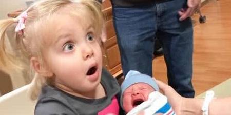 家长|调皮姐姐偷亲弟弟，弟弟醒来却大哭，网友：这姐姐太皮了