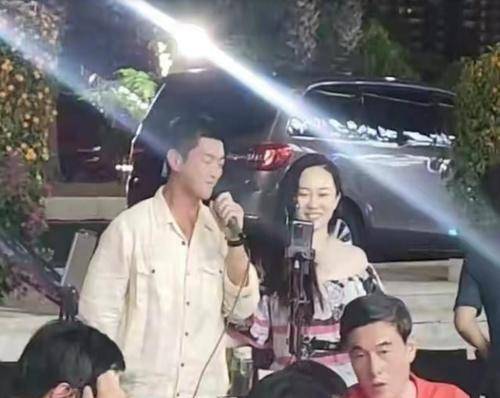 杜江太|霍思燕也太会穿了，穿紧身裤也掩盖不住肚腩，跟杜江太有夫妻相了