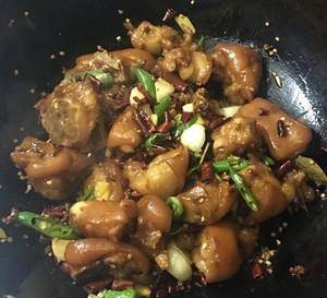 猪脚怎么炒好吃又简单的做法 ced2738950234f5ab0229972fa5c96e6.jpeg
