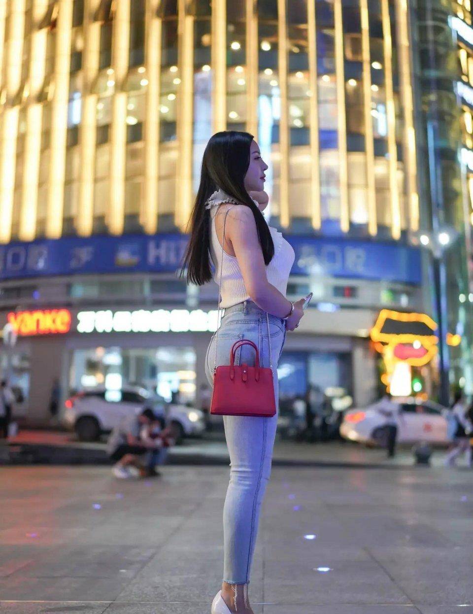 身材|女生都钟情于牛仔裤，搭配无袖针织衫，休闲有型美丽又成熟