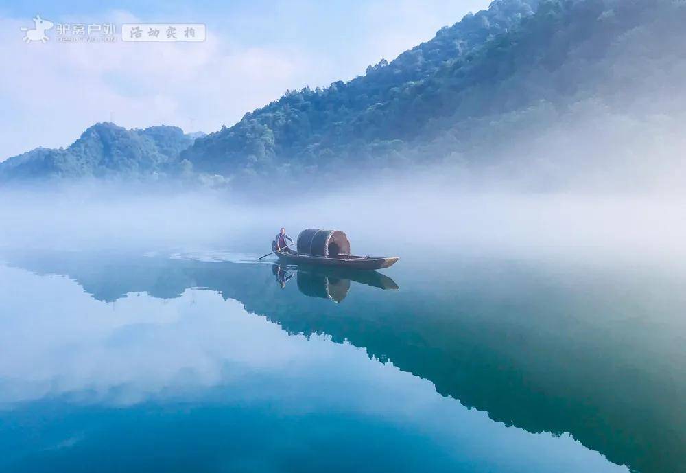 仅此一期荡一叶扁舟穿梭在云雾朦胧的人间仙境古老小城的江南风光