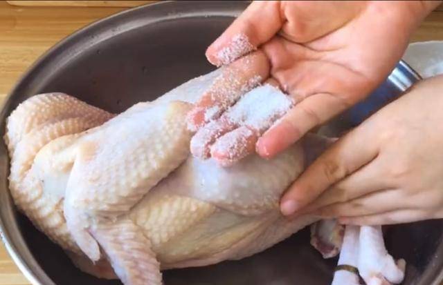 方法|一整只鸡直接放电饭煲里，不放水不放油，比外面卖的烤鸡还好吃