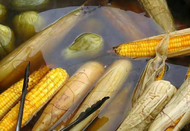 做法|煮玉米,用清水是“外行”,多加这2种调料,玉米个个香甜又软糯