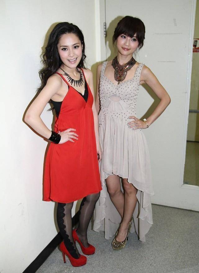 黑色|阿娇穿亮片拼色长裙太惊艳,面部光滑“少女态”,这颜值不服不行