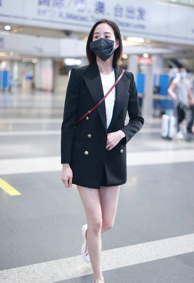 显得|有张钧甯的腿真不怕看，西装都穿成下衣失踪，配运动鞋好似学生妹